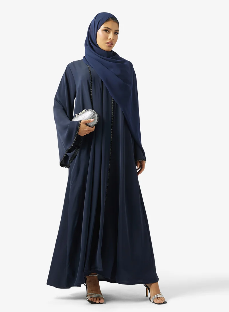 هيا كلوزيت عباية واسعة بياقة عالية مزينة